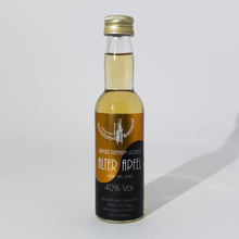 Lade das Bild in den Galerie-Viewer, Alter Apfel